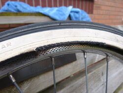 tyre bead damage.jpg