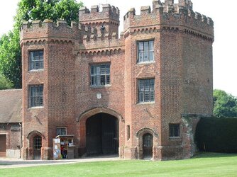 21 The inhabited entrance to Lullingstone Castle.jpg