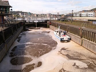 sea lock Tawe barrage.jpg